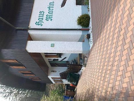 Vor dem Haus